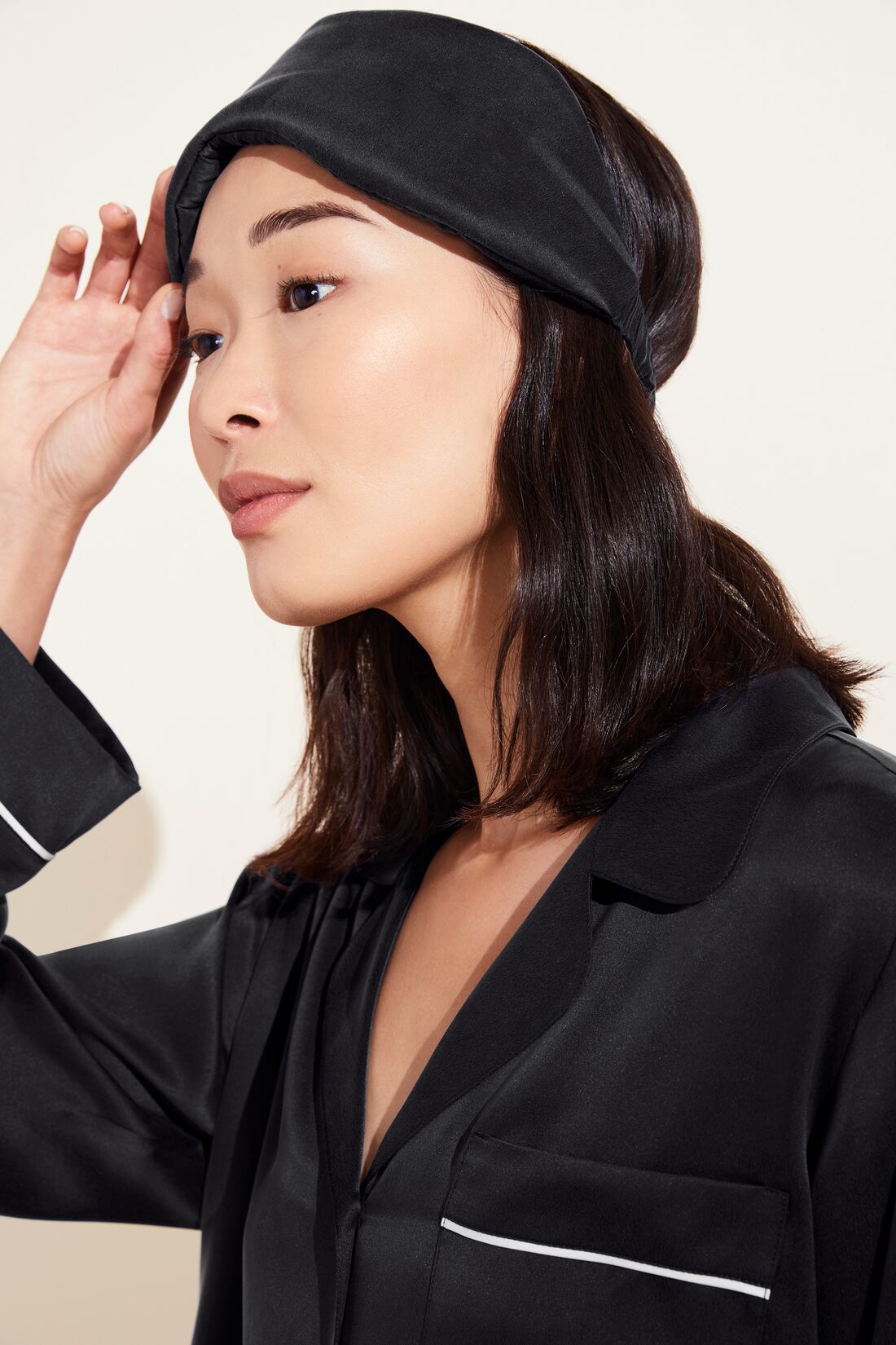 Model wears Inez Washable Silk Eye Mask in Black.