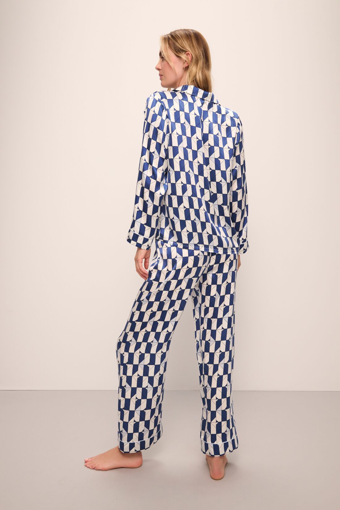 バレエ typeW grateful/checked flower smoke blue Inez Washable Silk Printed Long PJ Set – Eberjey