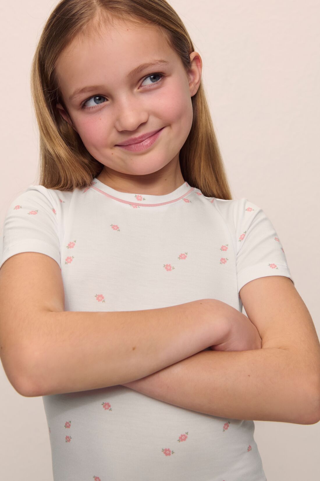 Model is wearing the Kids Printed TENCEL™ Modal Unisex Short PJ Set in Summer Daisy/Pale Mauve