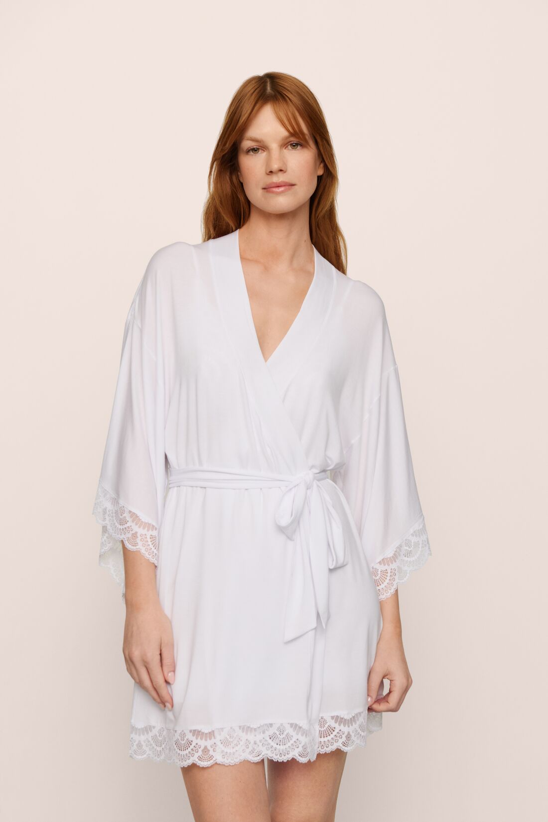 Model Is Wearing Mariana Short Robe In White