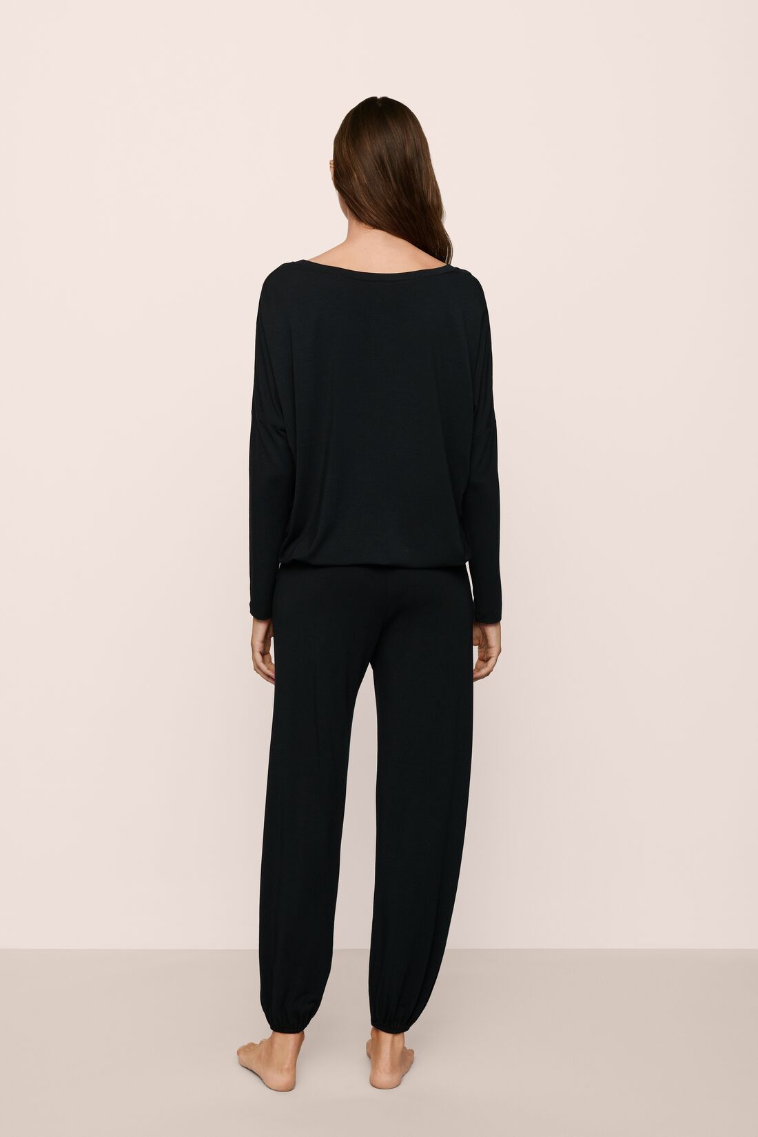 Model Is Wearing Gisele Slouchy Set In Black/Ivory
