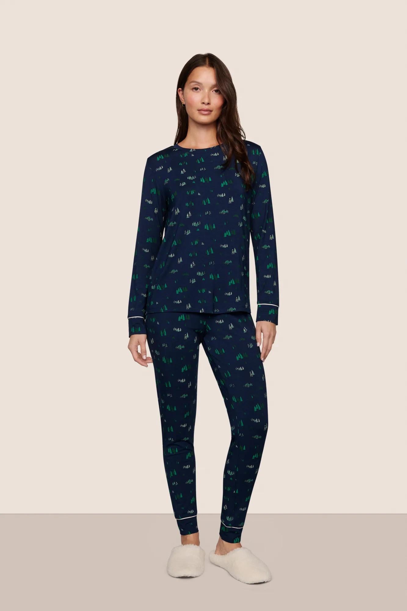 Model is wearing Gisele Printed TENCEL™ Modal Crewneck PJ Set  in Forest Pine Navy/Ivory