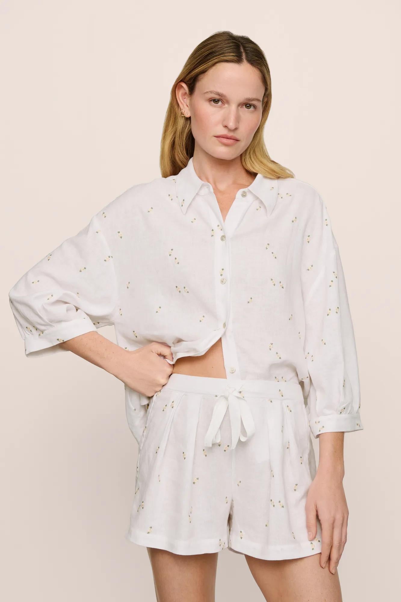 Model is wearing Linen Blend Relaxed Short in SummerDaisyWhite/PeachDust