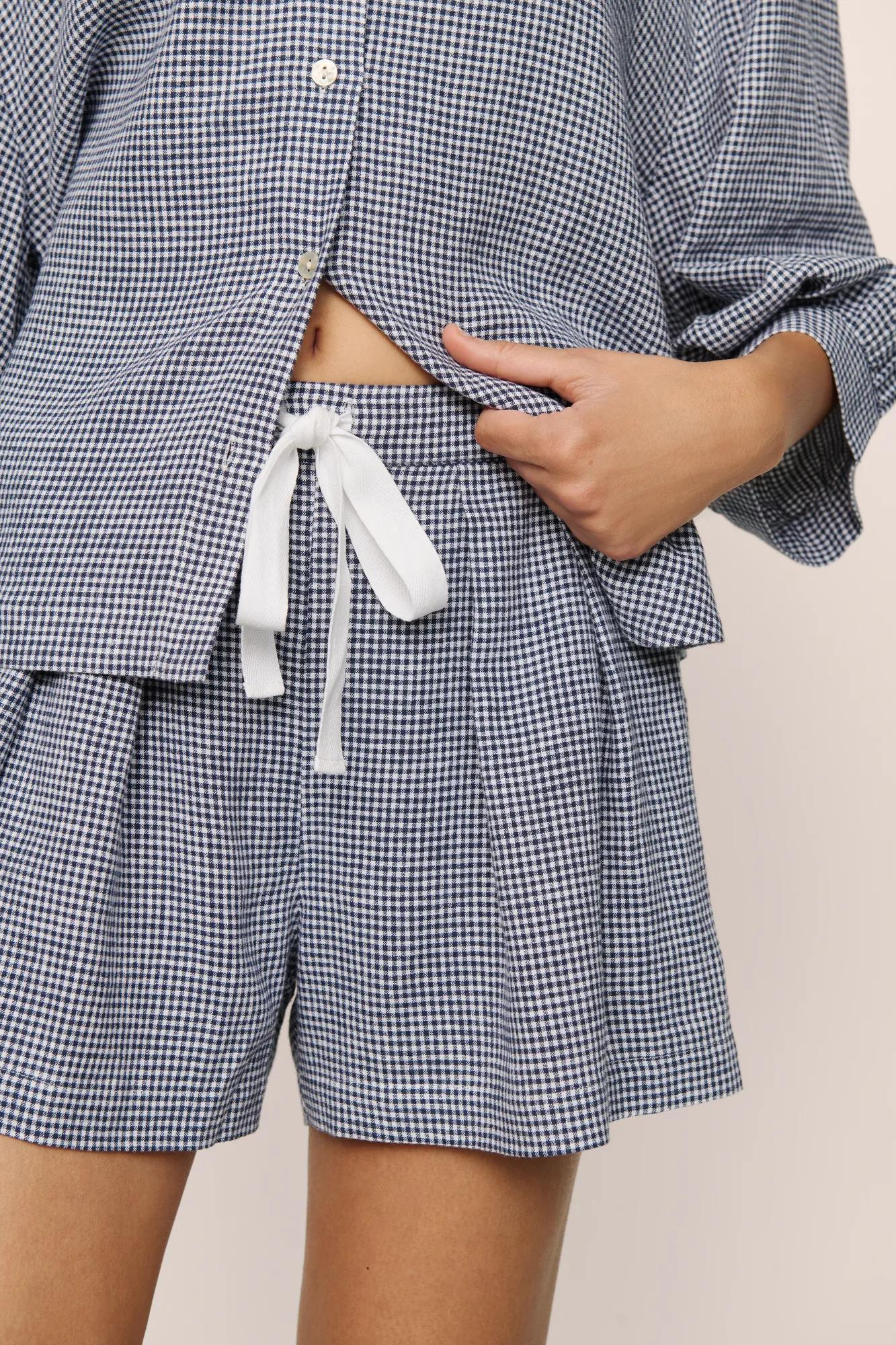 Model is wearing Linen Blend Relaxed Short in GinghamWhite/Navy