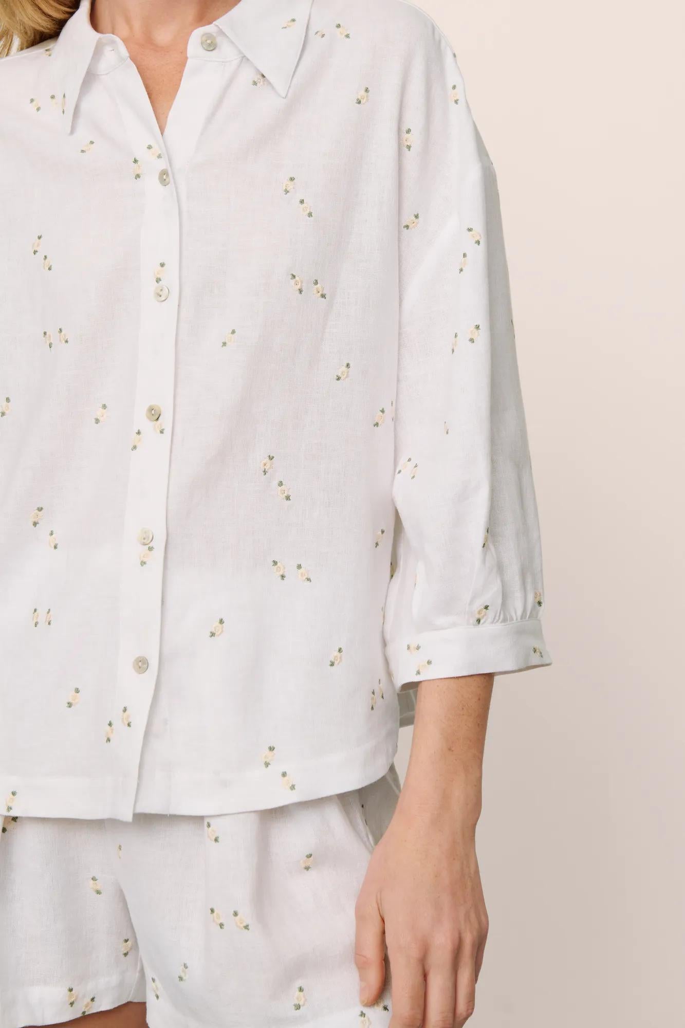 Model is wearing Linen Blend Relaxed Quarter Sleeve Top in SummerDaisyWhite/PeachDust