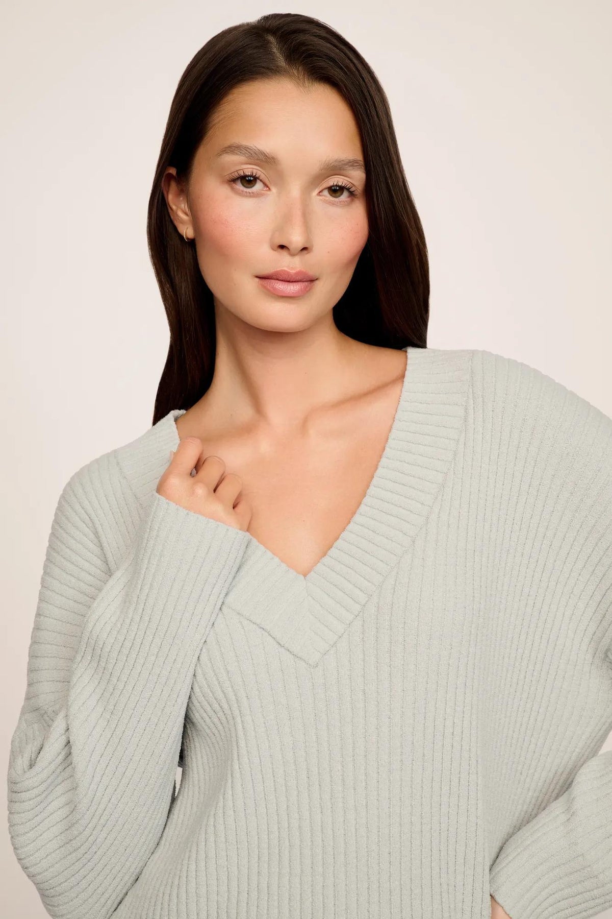 Model is wearing Lightweight Boucle Ribbed V Neck Sweater in Blue Mist