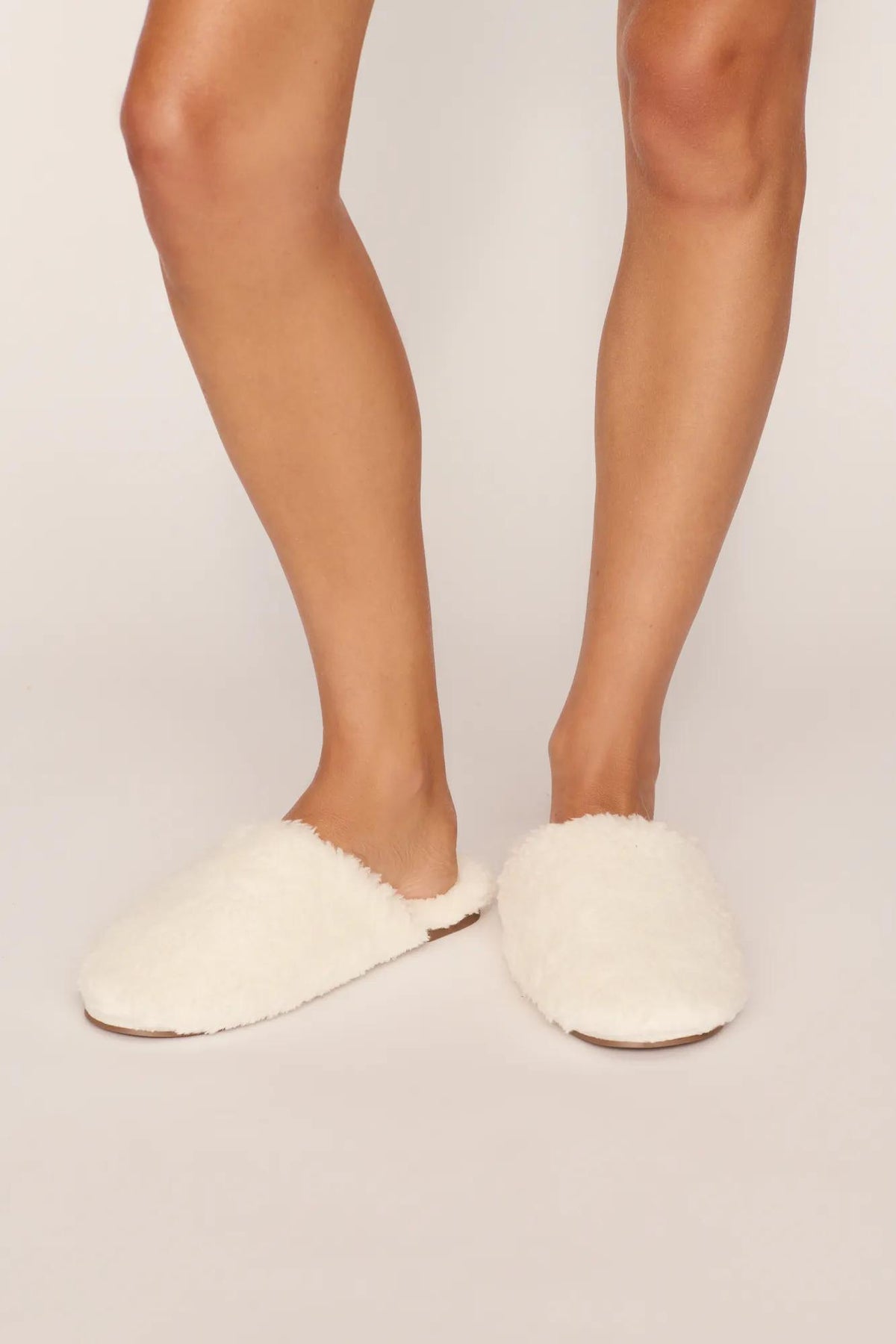 Model is wearing Sherpa Slipper in Ivory