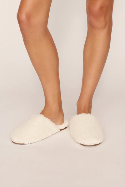 Model is wearing Sherpa Slipper in Ivory