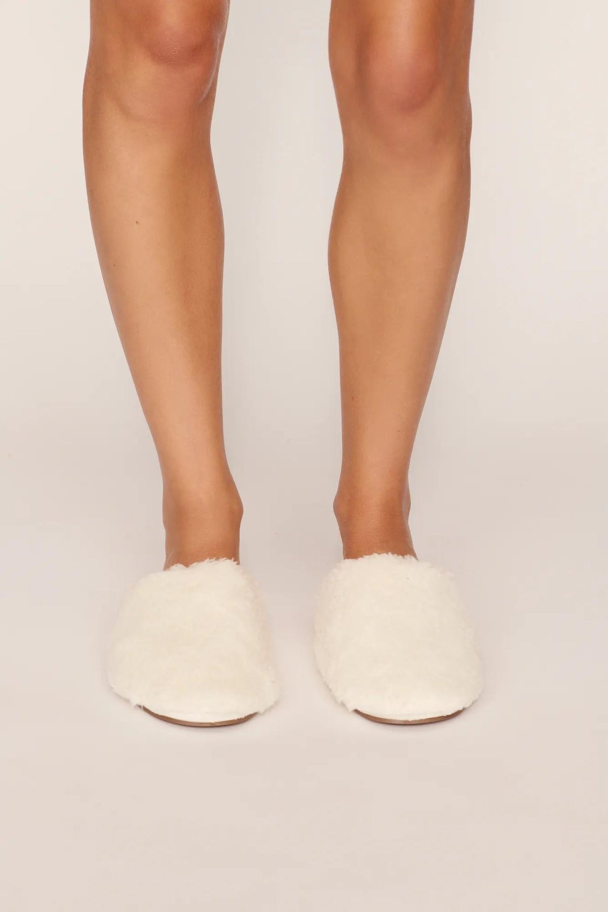 Model is wearing Sherpa Slipper in Ivory