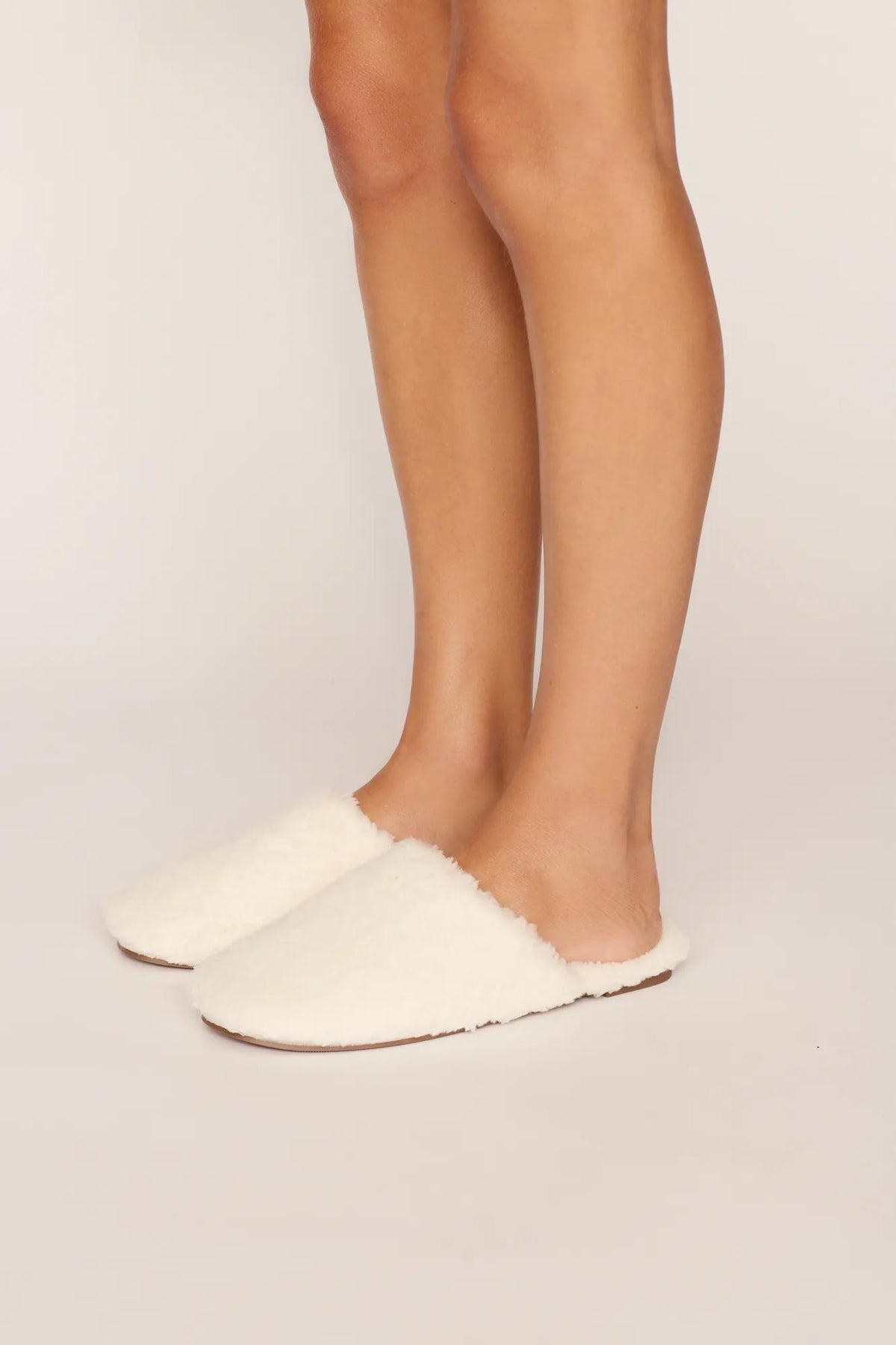 Model is wearing Sherpa Slipper in Ivory